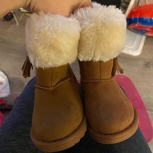 Makalu fuzzy boots